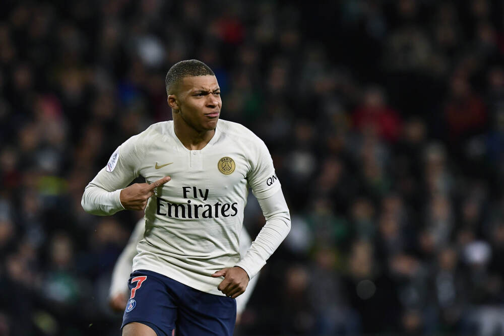 杀人诛心！库里侧翼接球 超远三分轰进带队稳住局势